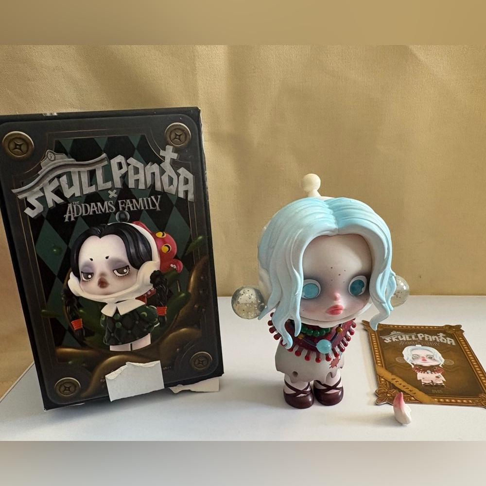 Skull Panda collab w/ Addams Family, featuring Grandma. Has detachable nose!
